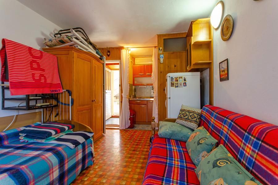 Casa in pietra sul lungomare