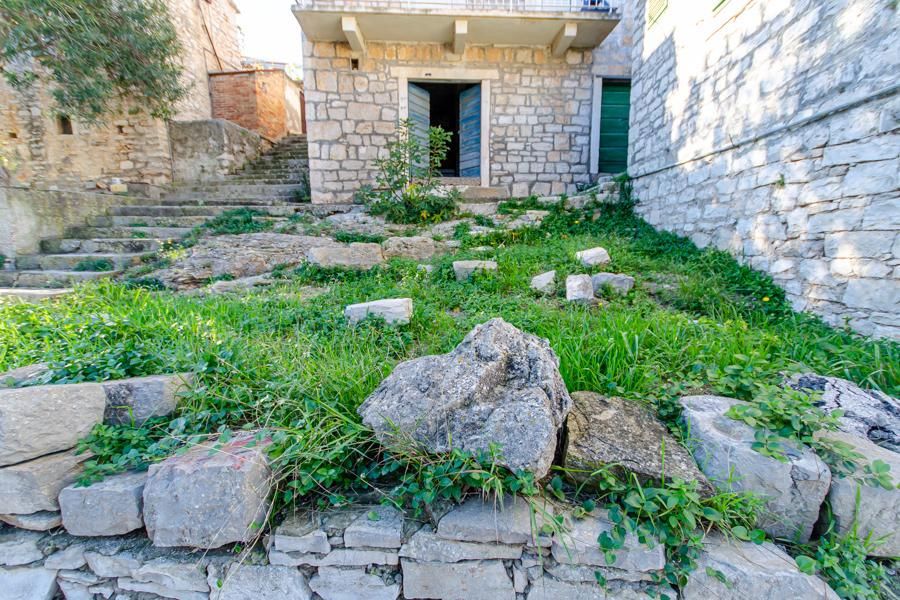 Casa in pietra sul lungomare