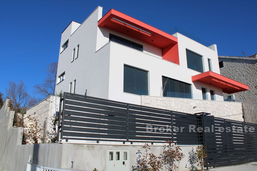 Villa con piscina e vista mare aperta