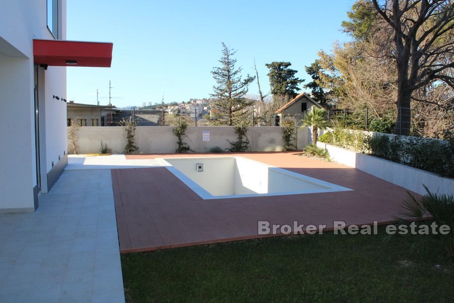 Villa con piscina e vista mare aperta