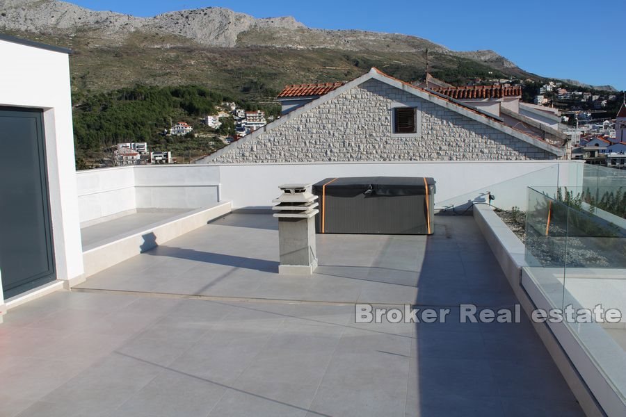 Villa con piscina e vista mare aperta