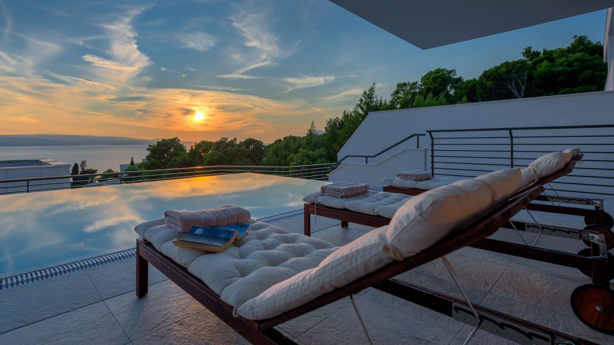 Villa con piscina e vista mare aperta