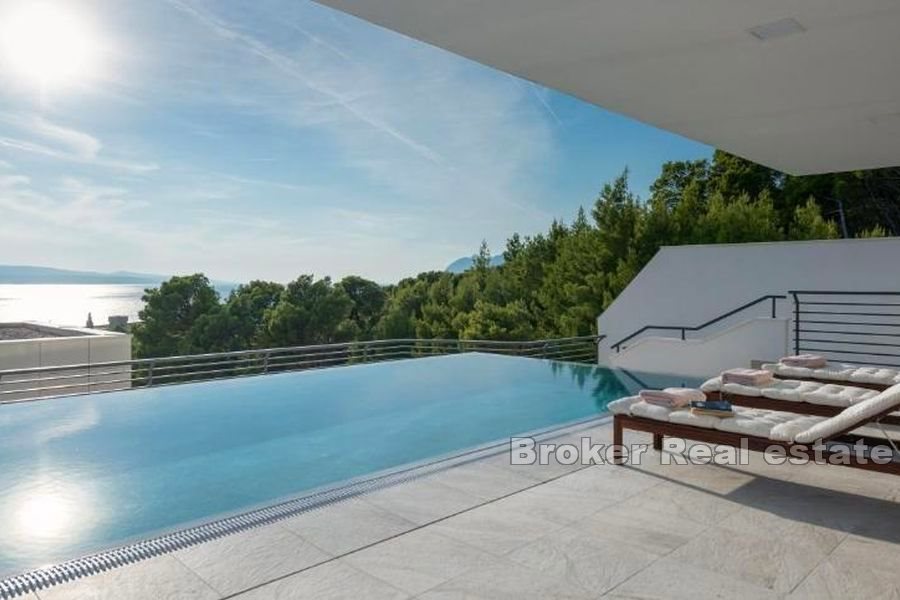 Villa con piscina e vista mare aperta