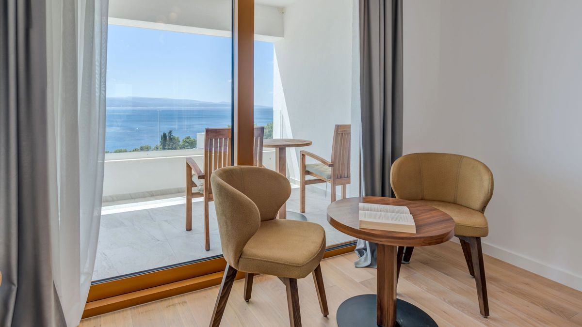 Villa con piscina e vista mare aperta