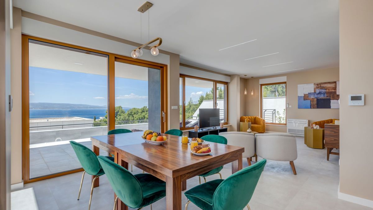 Villa con piscina e vista mare aperta