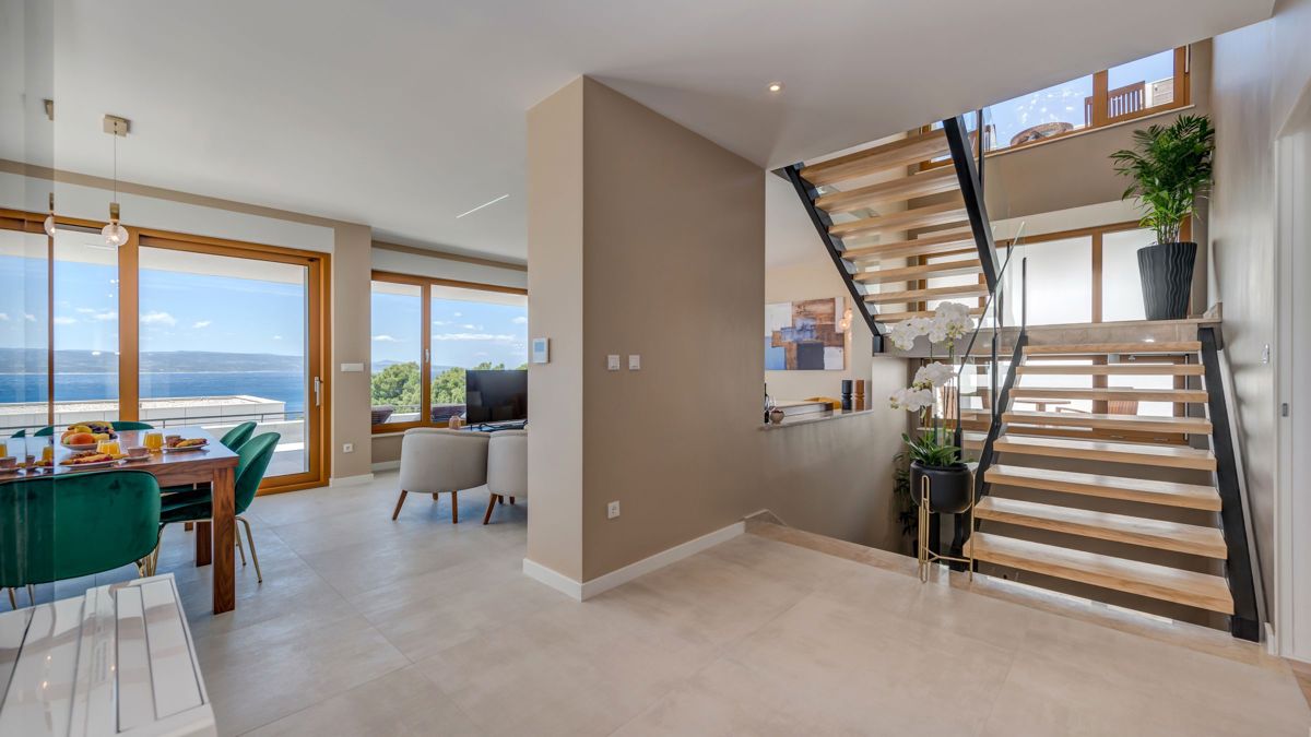 Villa con piscina e vista mare aperta