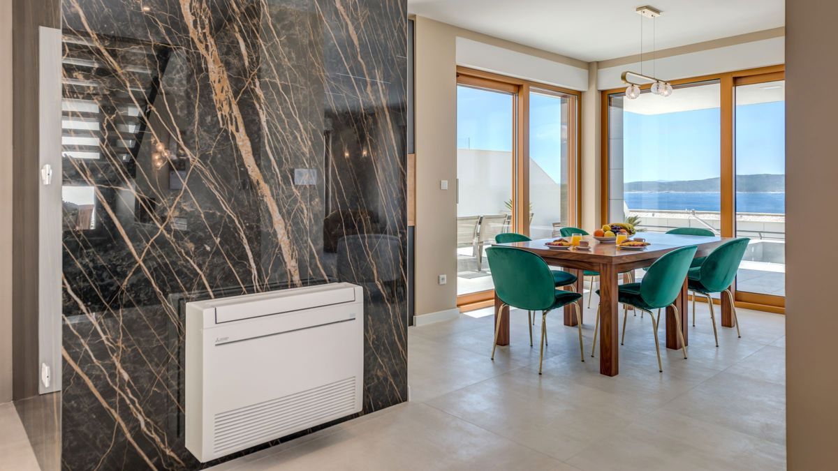 Villa con piscina e vista mare aperta