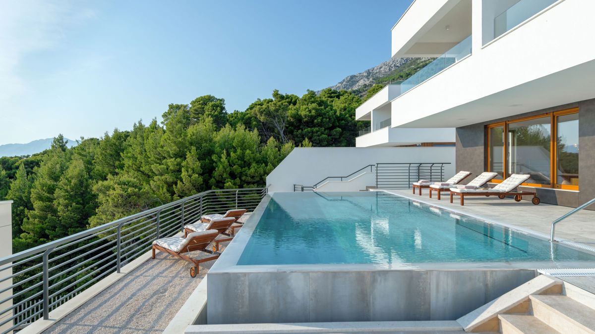 Villa con piscina e vista mare aperta