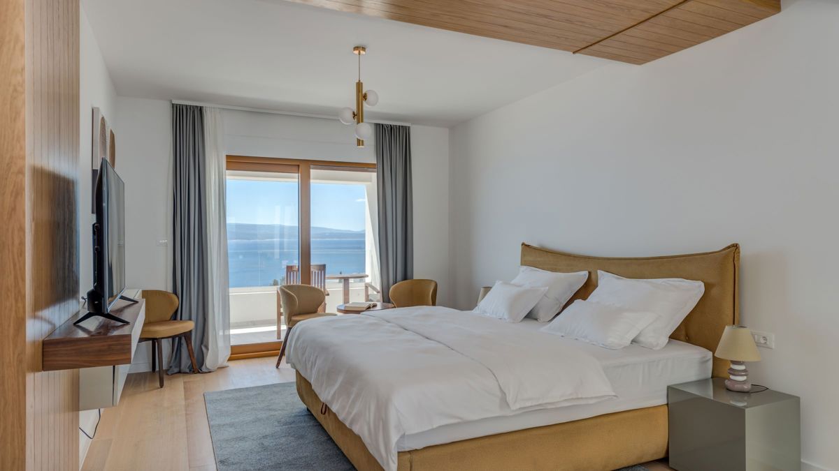 Villa con piscina e vista mare aperta