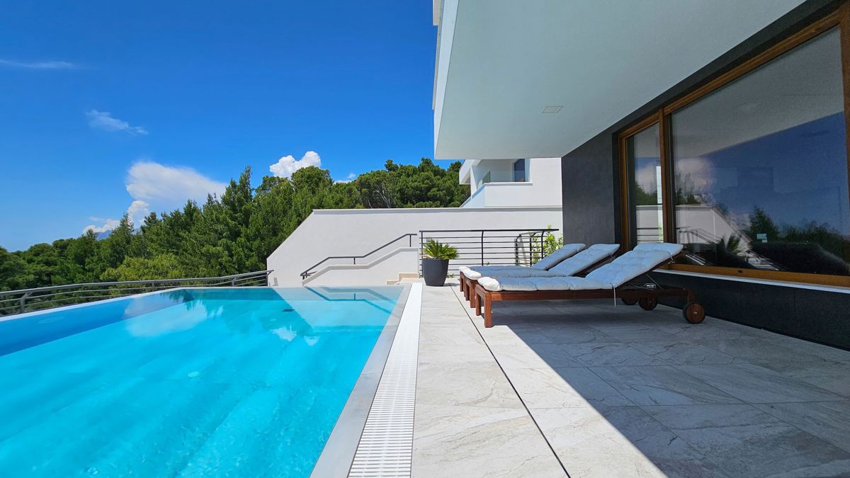 Villa con piscina e vista mare aperta