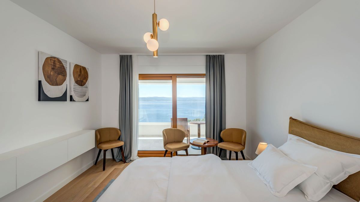 Villa con piscina e vista mare aperta