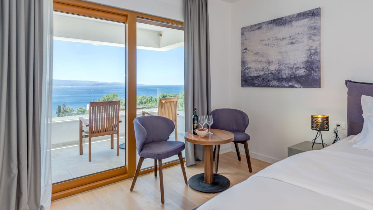 Villa con piscina e vista mare aperta