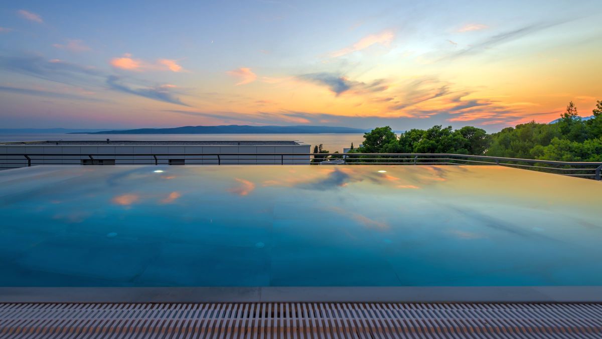 Villa con piscina e vista mare aperta
