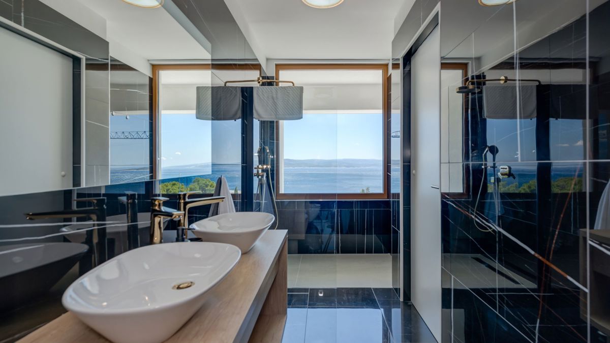 Villa con piscina e vista mare aperta