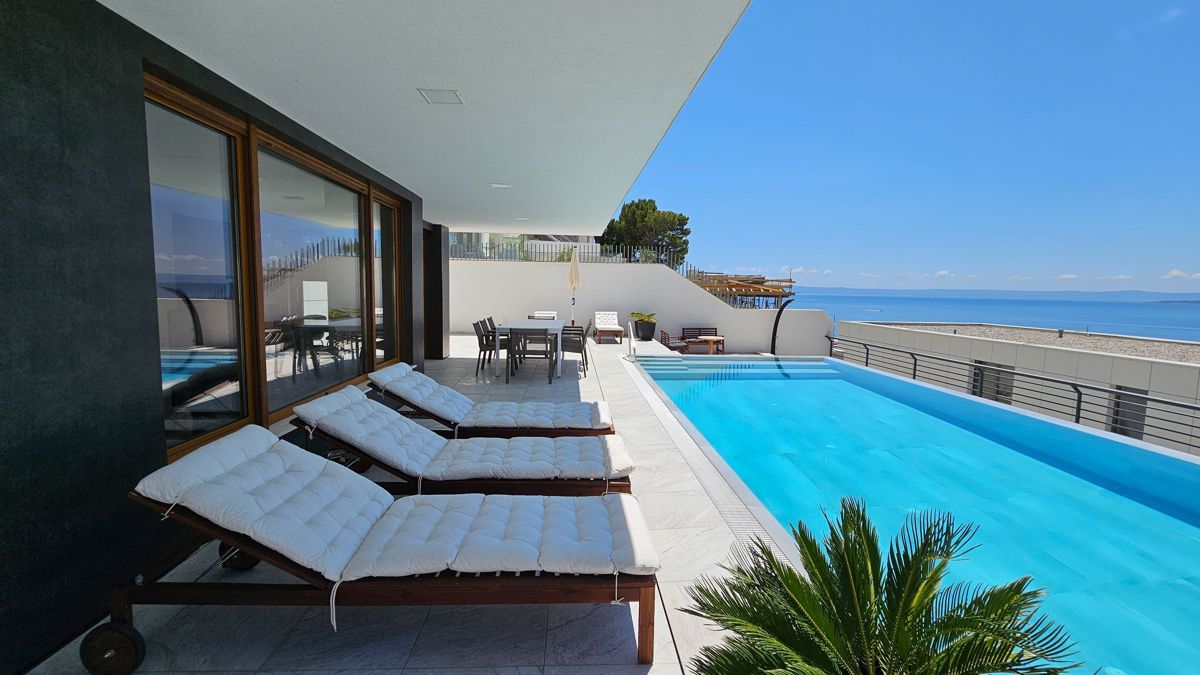 Villa con piscina e vista mare aperta