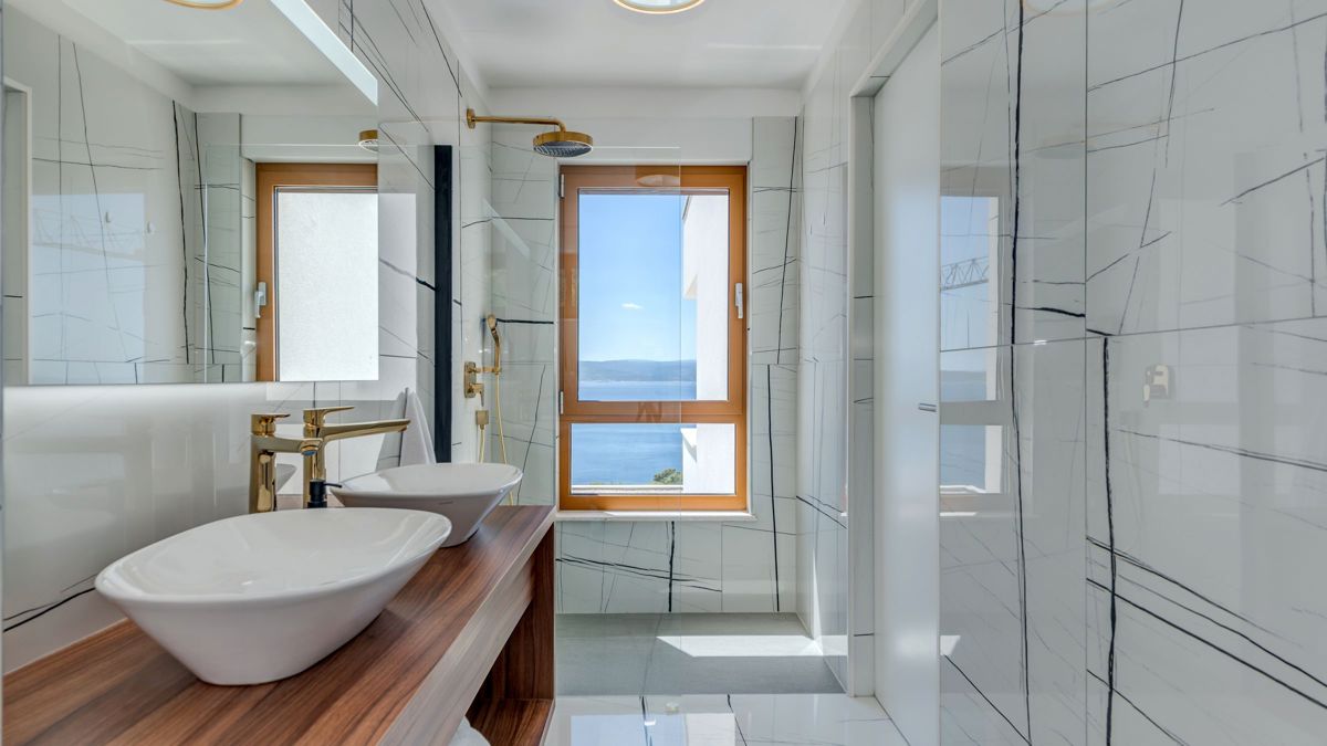Villa con piscina e vista mare aperta