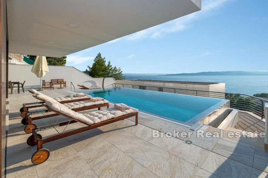 Villa con piscina e vista mare aperta