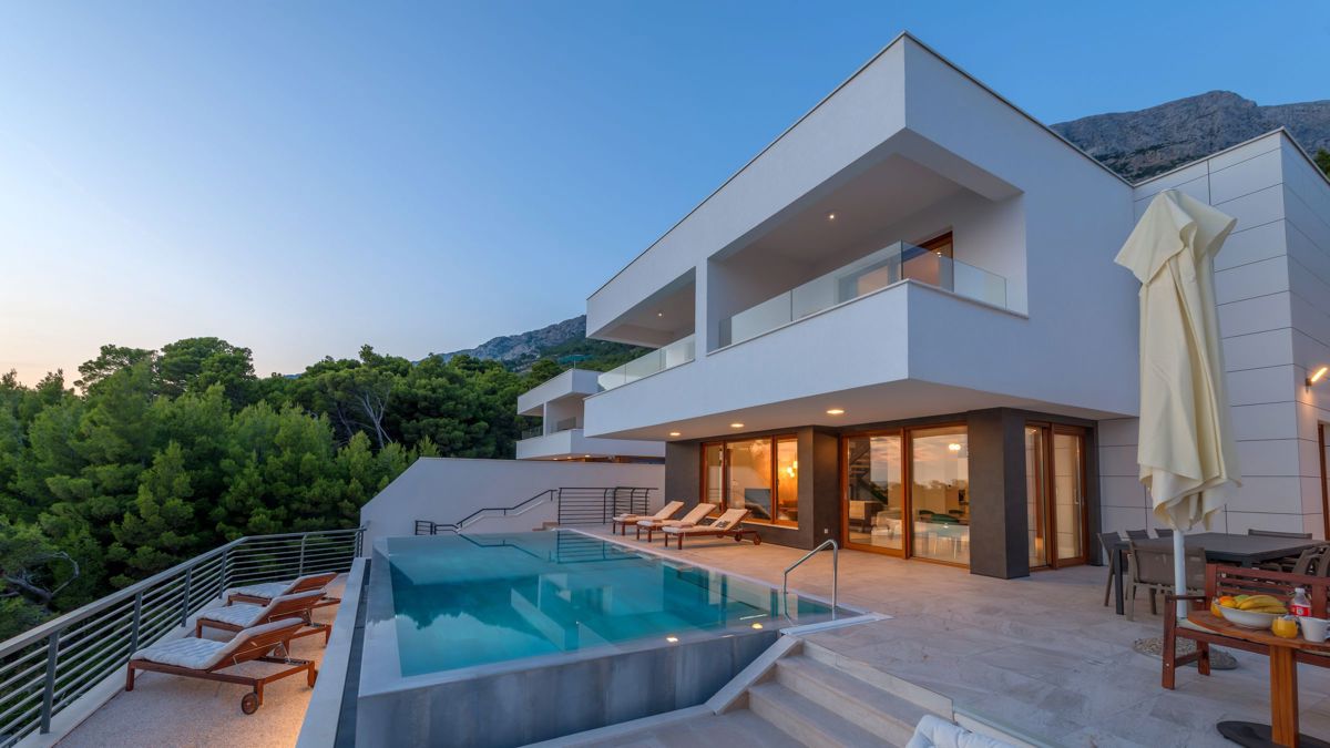 Villa con piscina e vista mare aperta