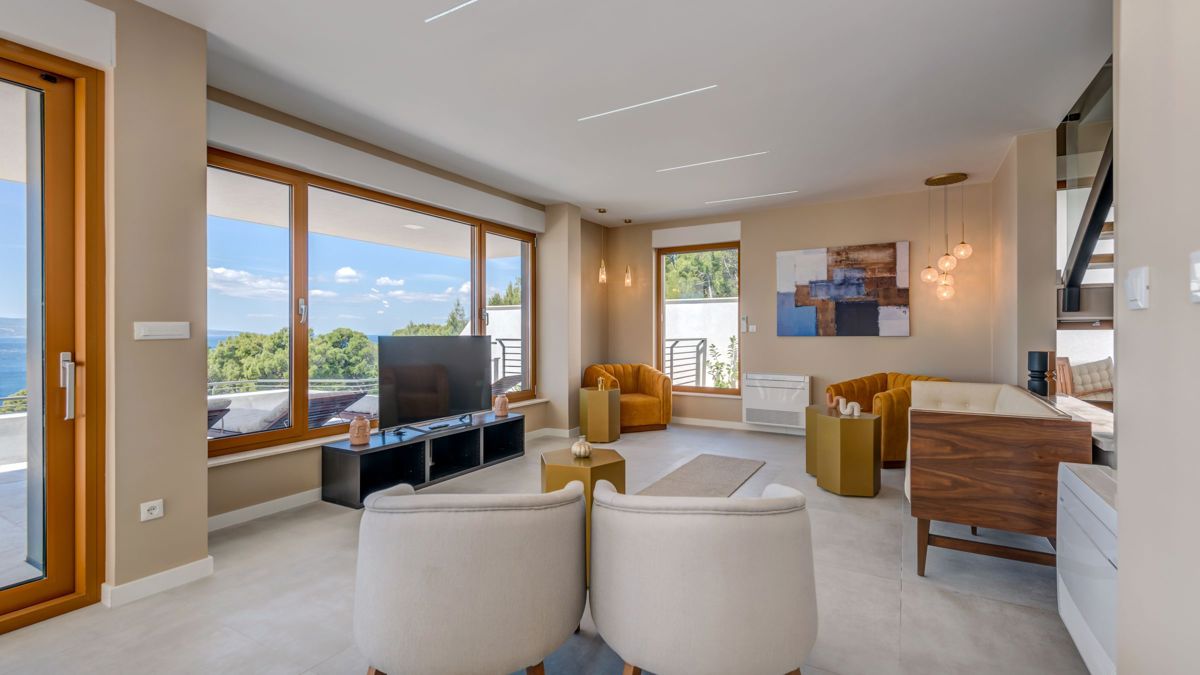 Villa con piscina e vista mare aperta