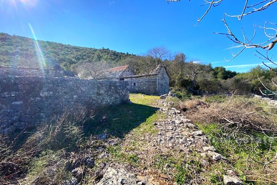 Casale in pietra con terreno edificabile