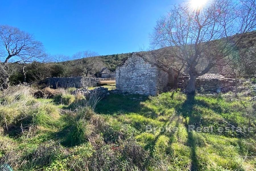 Casale in pietra con terreno edificabile