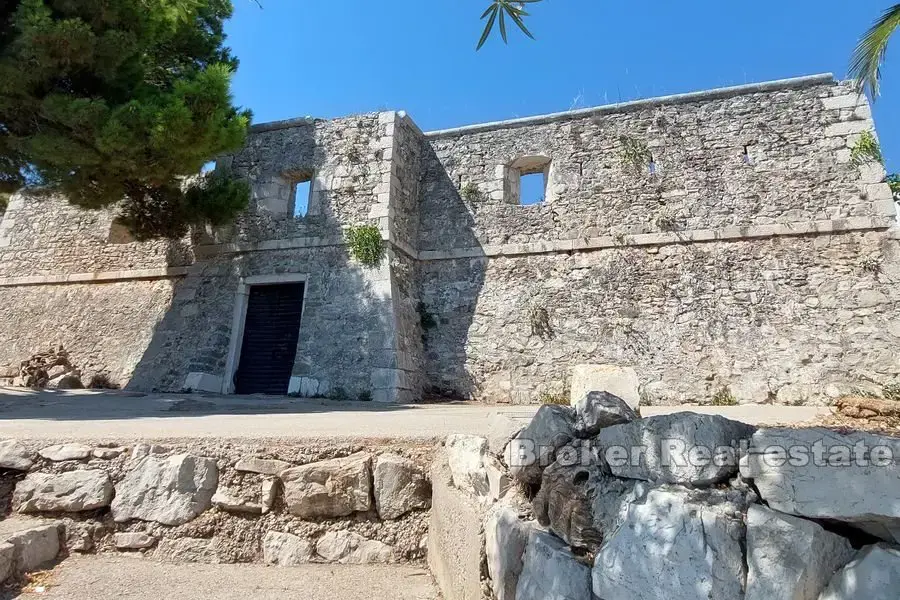 Rovina secolare di una fortezza