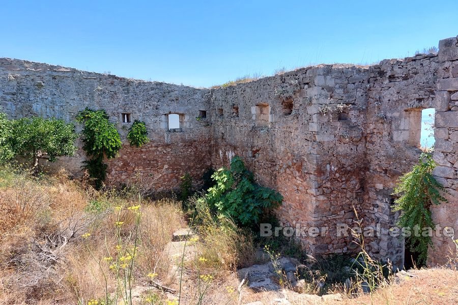 Rovina secolare di una fortezza