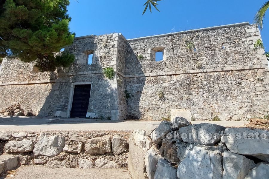 Rovina secolare di una fortezza