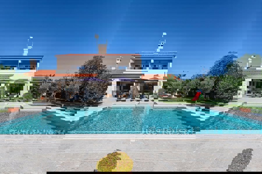Villa moderna con piscina