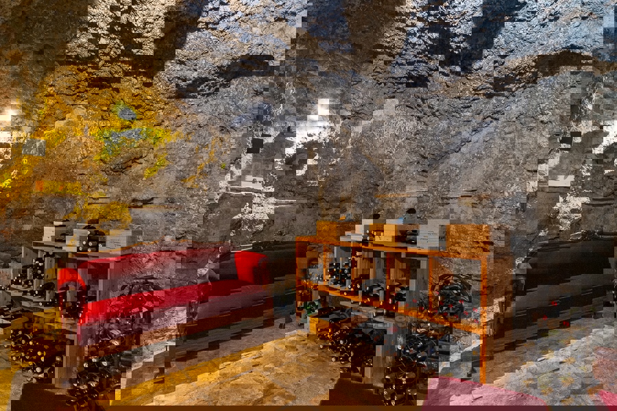 Casa in pietra con vista mare