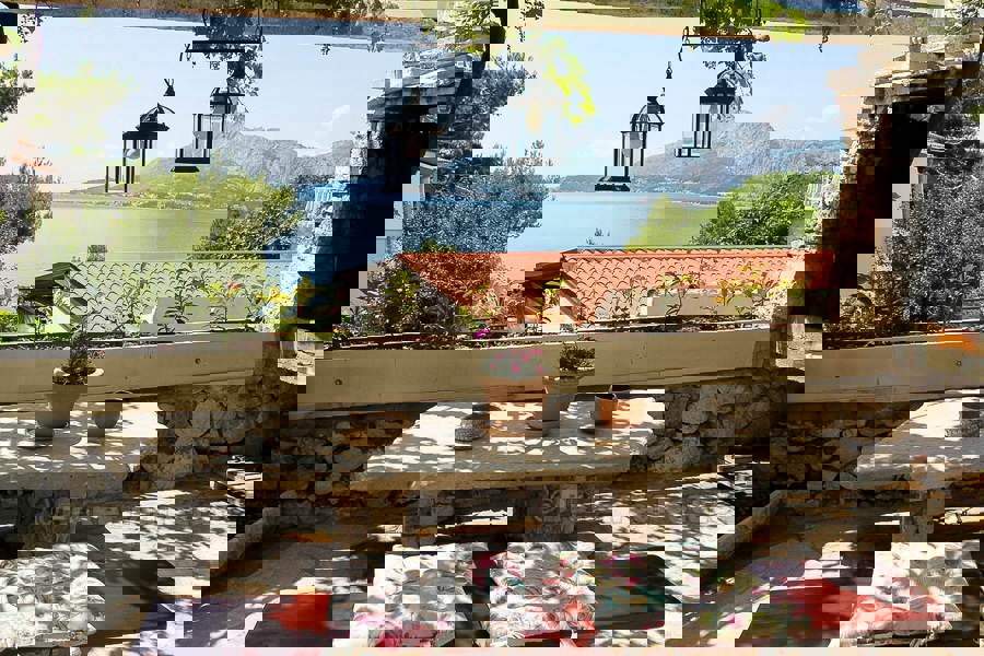 Casa in pietra con vista mare