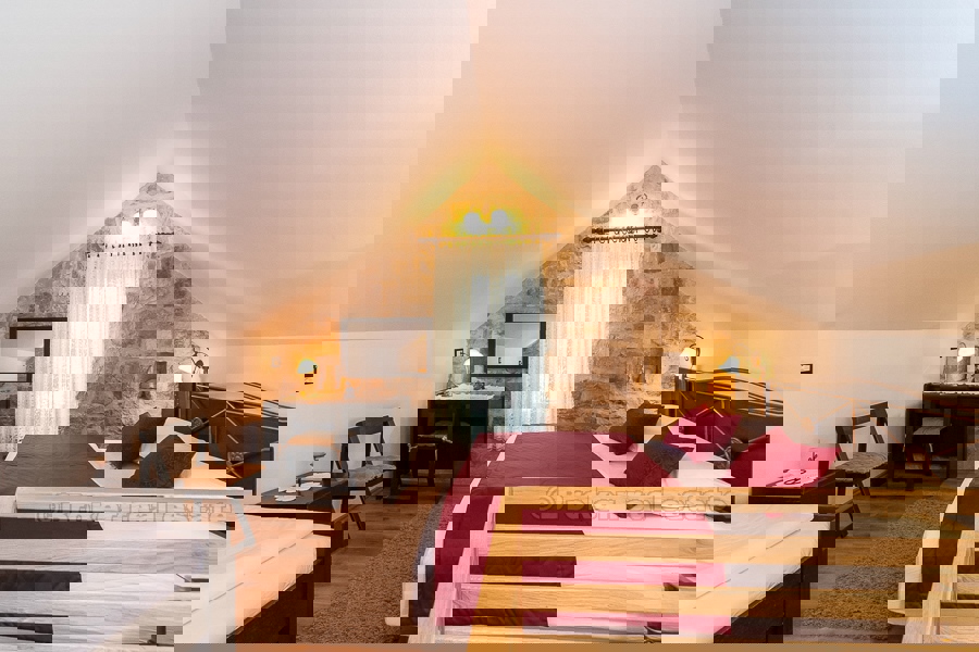 Casa in pietra con vista mare