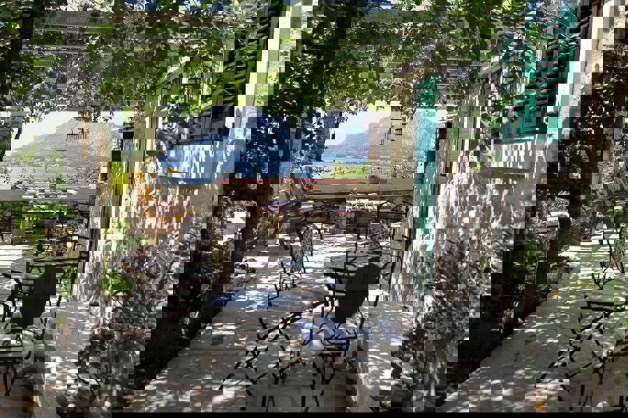 Casa in pietra con vista mare