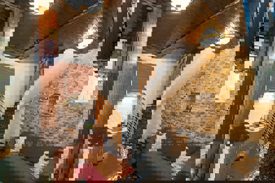 Casa in pietra con vista mare