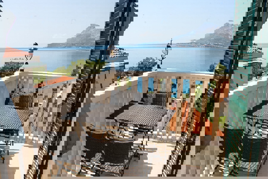 Casa in pietra con vista mare