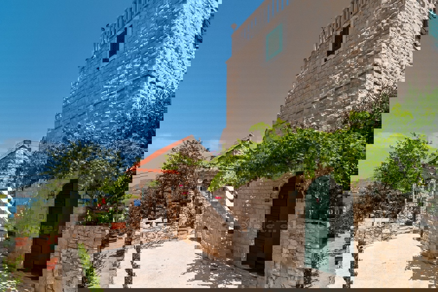 Casa in pietra con vista mare