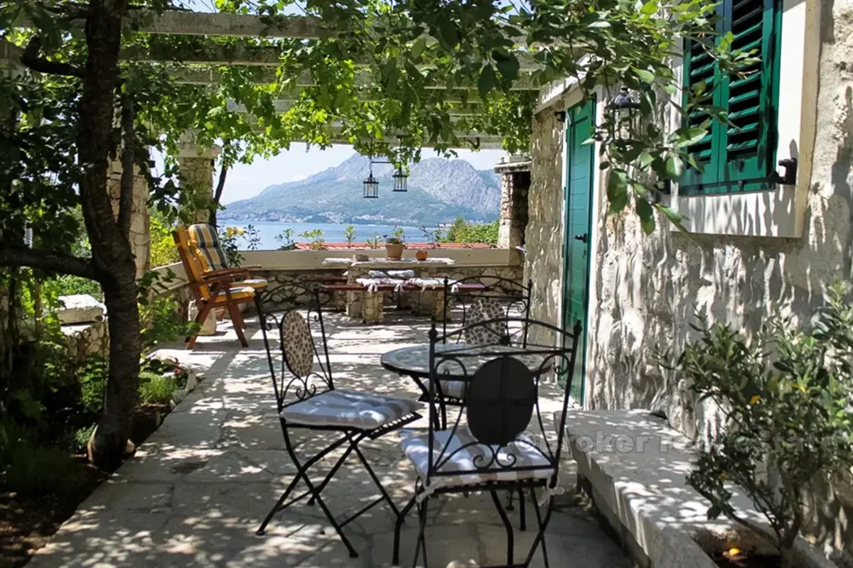 Casa in pietra con vista mare