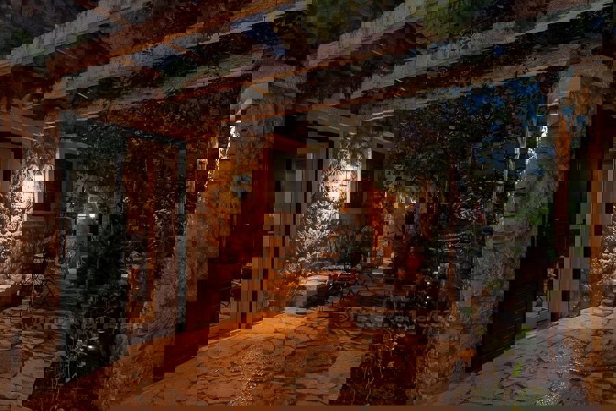 Casa in pietra con vista mare