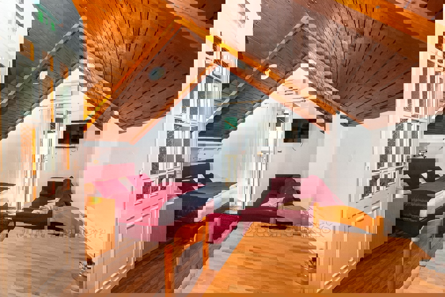 Casa in pietra con vista mare