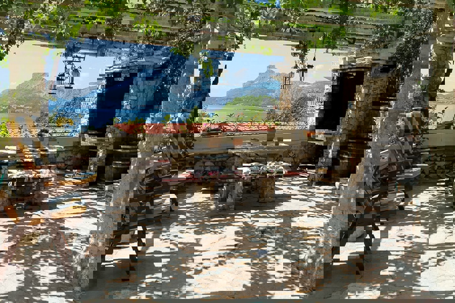 Casa in pietra con vista mare