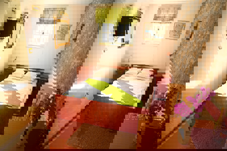 Casa in pietra con vista mare