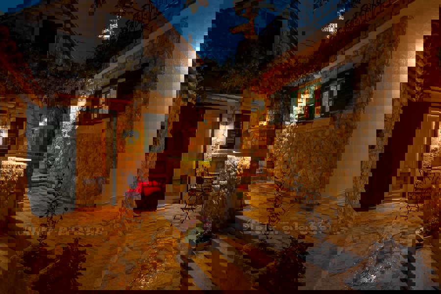 Casa in pietra con vista mare