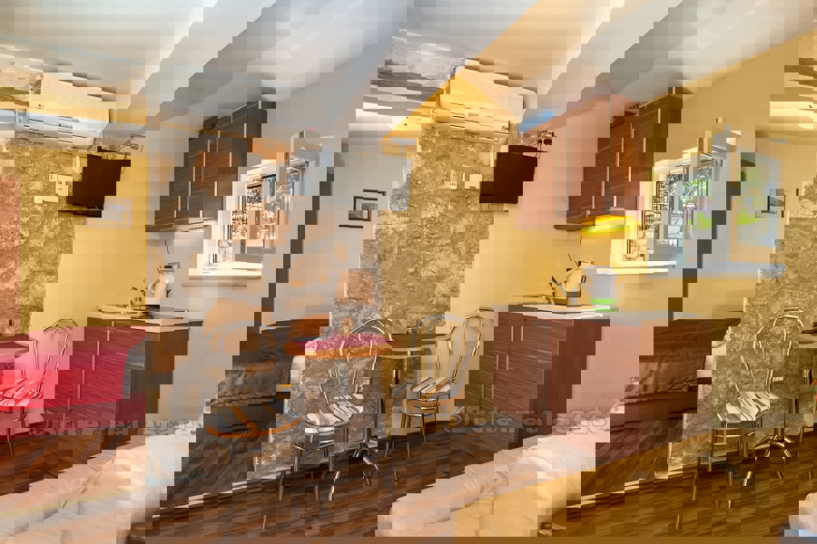 Casa in pietra con vista mare