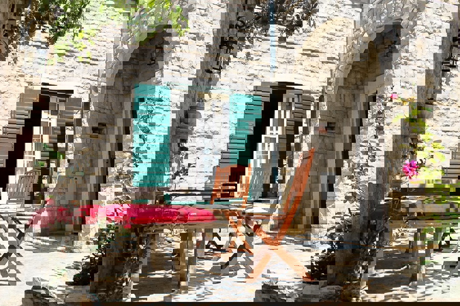 Casa in pietra con vista mare