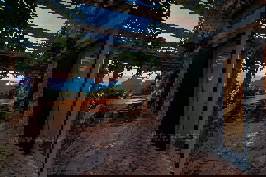 Casa in pietra con vista mare