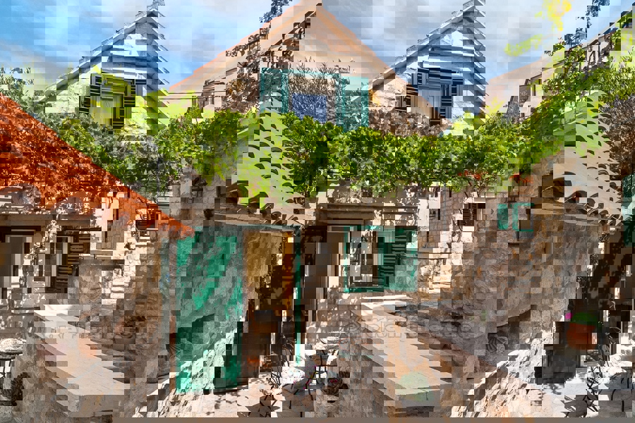 Casa in pietra con vista mare