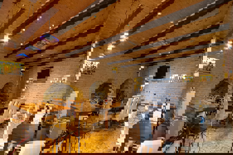 Casa in pietra con vista mare