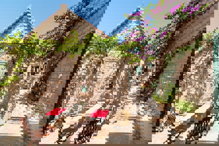 Casa in pietra con vista mare