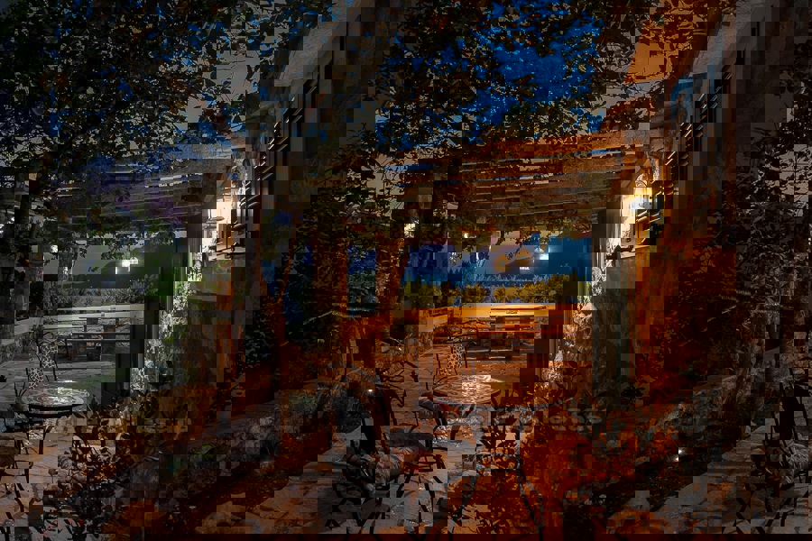 Casa in pietra con vista mare