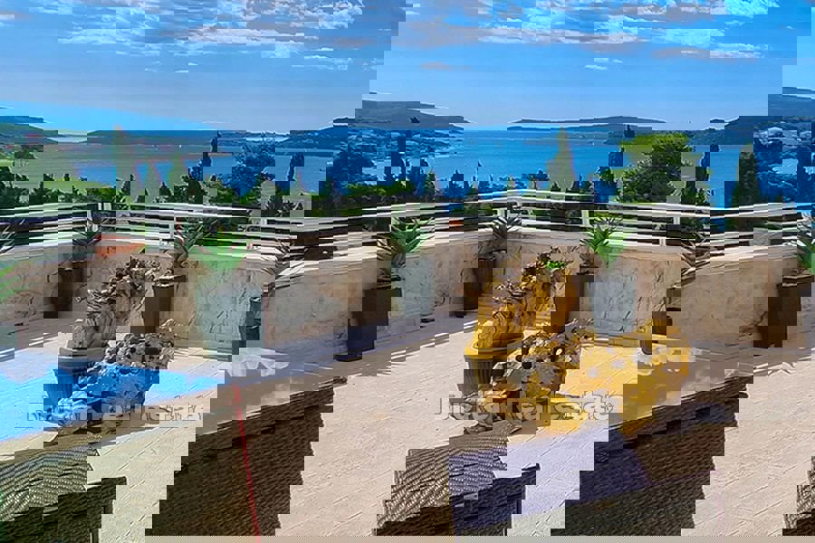 Lussuoso attico con vista sul mare aperto